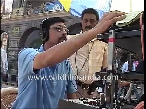 Sanjay Dutt and Raju Hirani shoot for Munna Bhai, Sanjay Dutt speaks on mobile phone and smokes