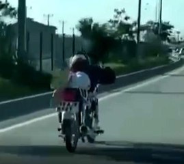 Yatarak motosiklet kullanan sürücü polisten kaçamadı