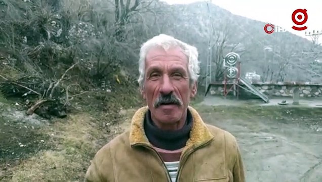 Sürü halinde köye inen kurtlar güvenlik kamerasına yansıdı