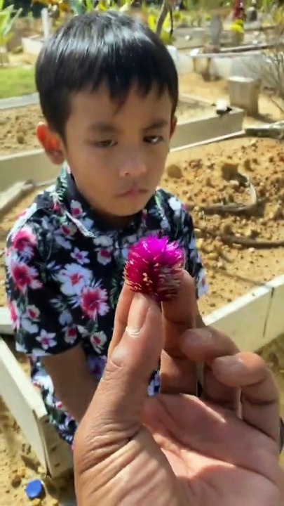 Genap 11 Tahun Kahwin, Shuib Ziarah Siti Sarah Di Pusara!