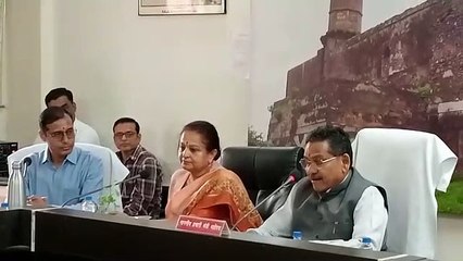 District Panchayat CEO raised questions on the plan, instructions from the minister in charge