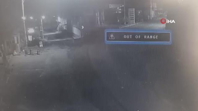 Kontrolden çıkan otomobil otobüs durağına daldı... O anlar kamerada
