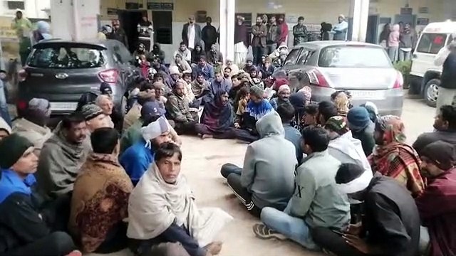 मालगाड़ी की चपेट में आने से ट्रैक मैन की मौत, मुआवजे की मांग को लेकर धरने पर बैठे परिजन