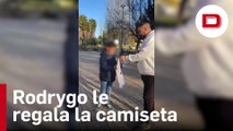 Rodrygo cumple el sueño de Marco, un aficionado al que prometió su camiseta