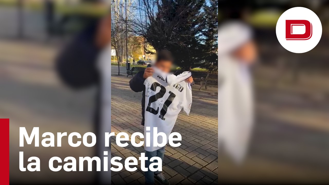Marco, un joven aficionado del Real Madrid, recibe la camiseta de Rodrygo