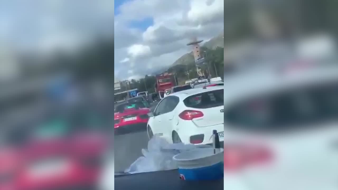 Lluvia de billetes en una autopista marbellí