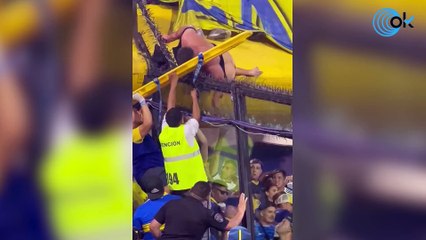 Un aficionado se queda enganchado en un alambre de púas y se desmaya