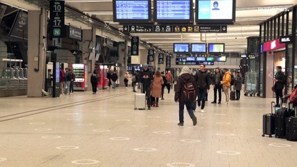 França paralisa contra aumento da idade da reforma