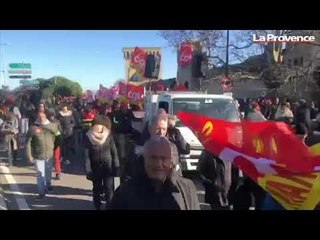 Départ peu avant 11h d’une manifestation massive depuis le pont Saint-Benezet à Avignon.