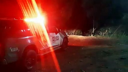 Motorista em fuga da polícia cai dentro de rio e é socorrido com manta térmica, em Goioerê