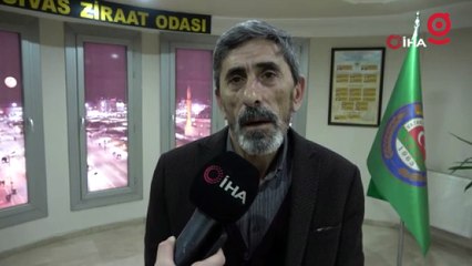 Kar tutmayan tarladan yükselen su buharı merak konusu oldu