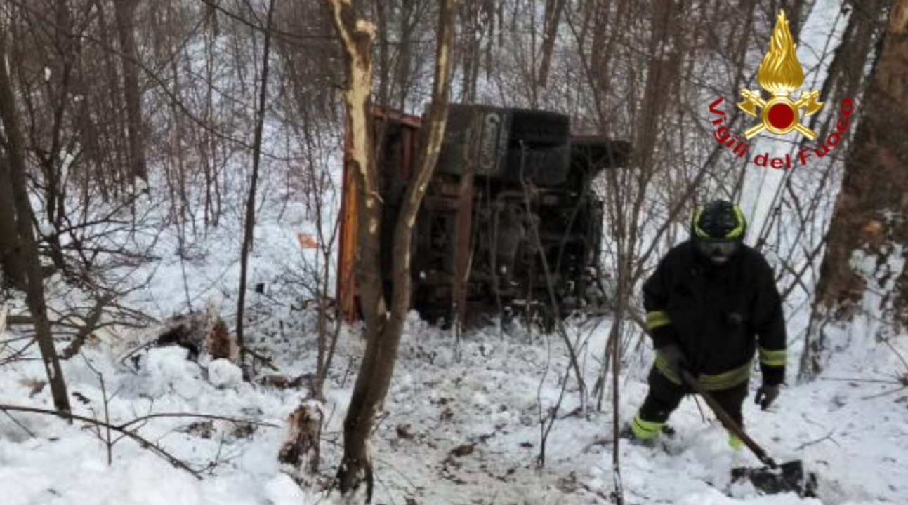 Frabosa Sottana (CN) - Camion ed auto fuori strada, un ferito grave (31.01.23)