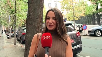 Marta Pombo estampa las huellas de Matilda en arcilla