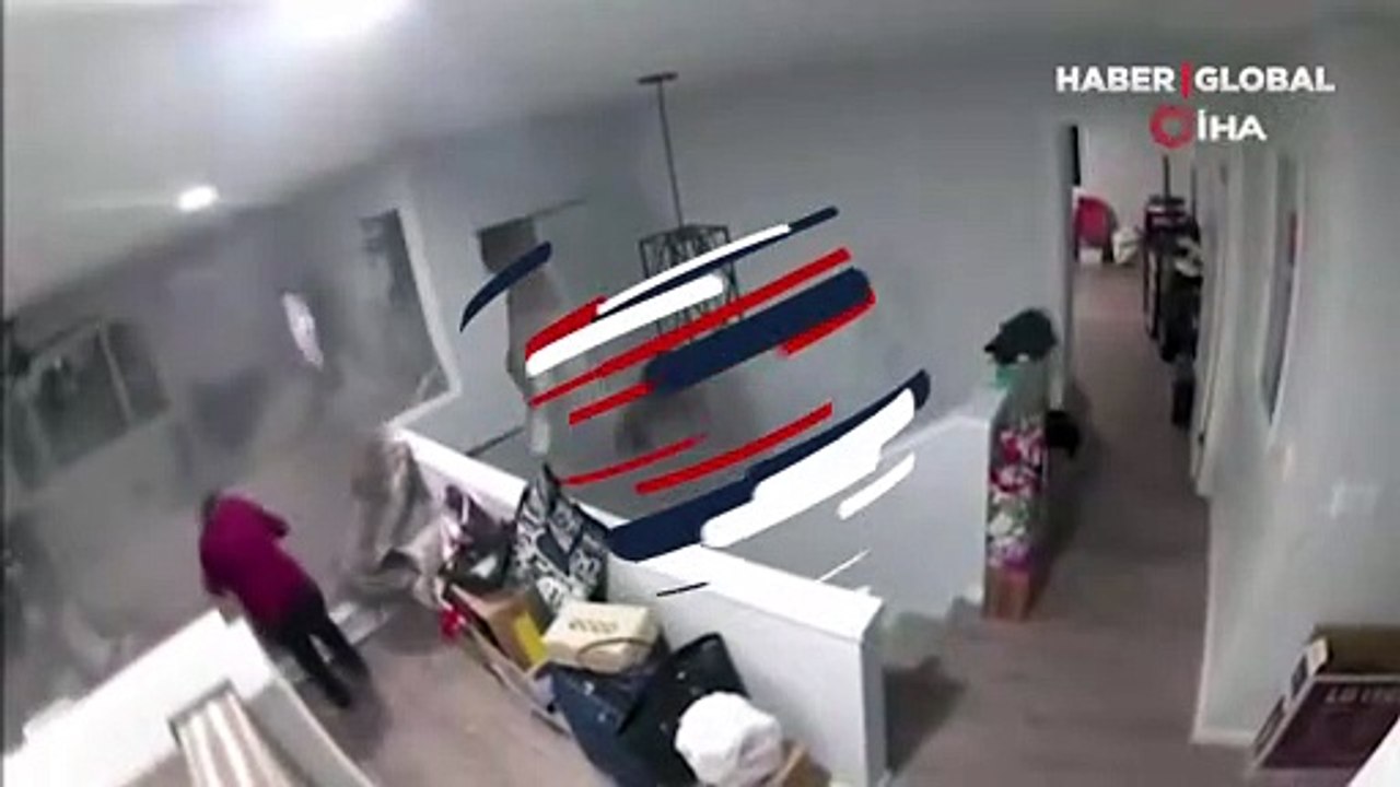 Hayatlarının şokunu yaşadılar! Evdeki korku dolu anlar kameraya böyle yansıdı