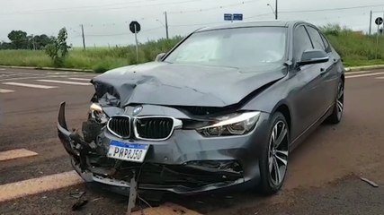 BMW e Prisma se envolvem em forte colisão no Bairro Tropical III