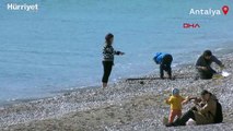 Antalya'da güneşli havayı fırsat bilenler sahile akın etti