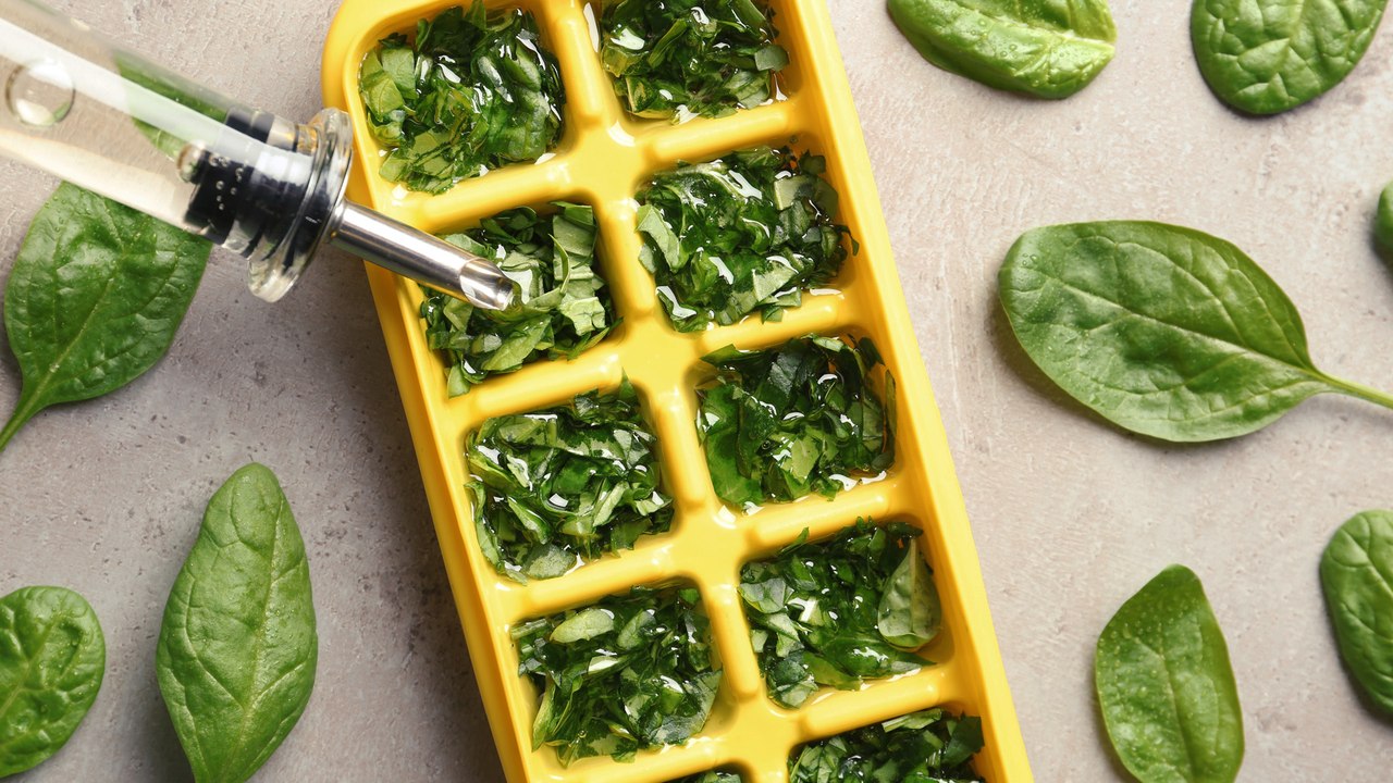 Nie wieder welke Basilikum-Pflanzen: So einfach könnt ihr Kräuter einfrieren!