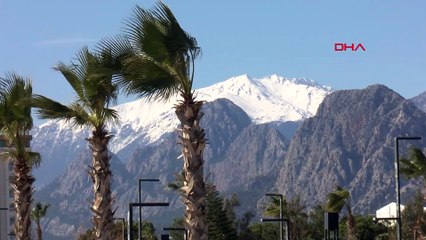 Konyaaltı Sahili'nde bahar havası