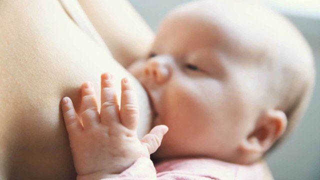 Richtig Stillen: Praktische Tipps zum Anlegen und Abnehmen von der Brust