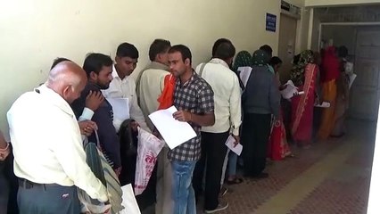 कलेक्टर ने जरूरतमंद ग्रामीण परिवारों को मौके पर ही राशनकार्ड बनाकर वितरित करवाया