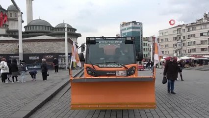 Beyoğlu Belediyesi'nden kar önlemi: Taksim Meydanı'na kar küreme aracı getirildi