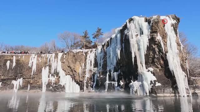 Çin'de yaşlı adam 40 yıldır buz gibi suda yüzüyor