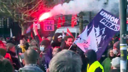 Retraites: premiers défilés bien garnis, les syndicats espèrent frapper "plus haut, plus fort"