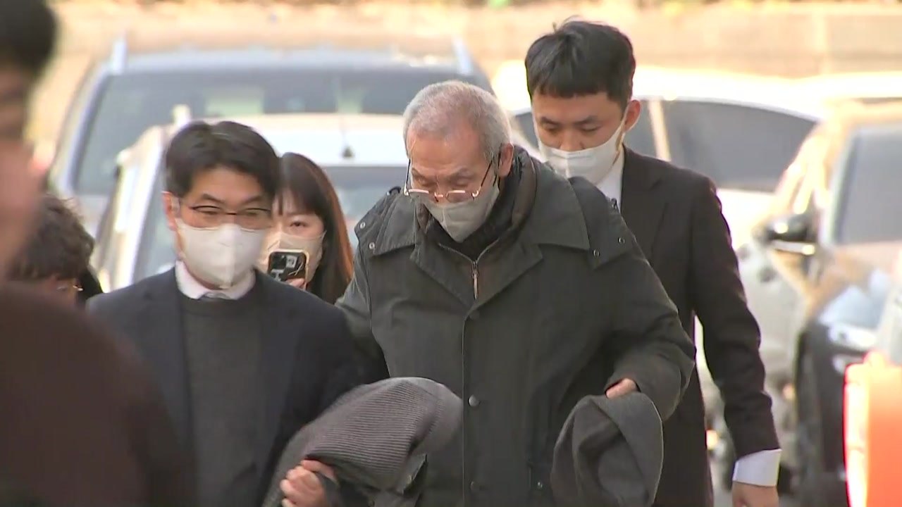 '강제추행' 오영수 첫 재판..."손 잡았지만 추행 아냐" / YTN