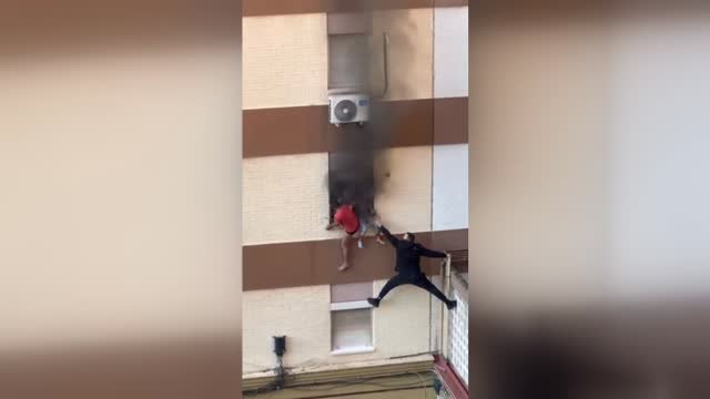 Rescate angustioso en el incendio de una vivienda de Sevilla