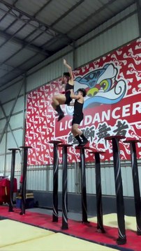 Ces 2 acrobates sont géniaux... danse du lion