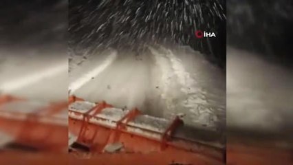 Karda mahsur kalan araçların imdadına yetiştiler