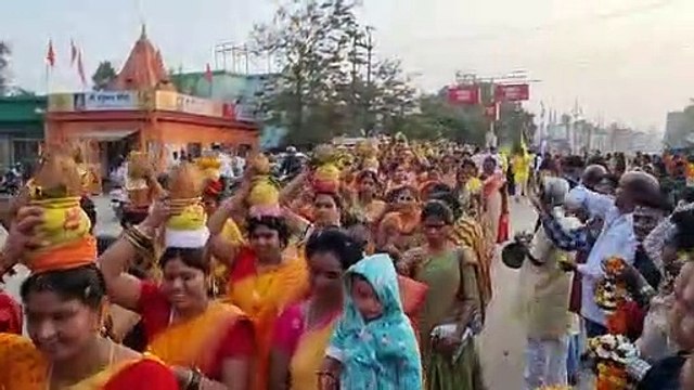 वेंकेटेसवर बलाली भगवान को भब्य सोभा यात्रा का जगह जगह फूल बरसाकर स्वागत करते हुए भक्त