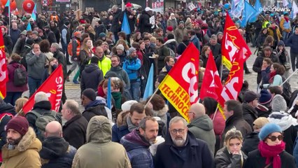 Reforma das pensões leva jovens franceses para as ruas