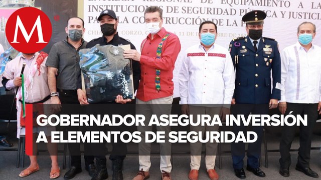 Rutilio Escandón entregó uniformes y equipamiento a policías de Chiapas