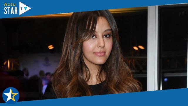 Zahia en robe courte, elle dégaine le jeu de jambes avec Cristina Cordula pour la bonne cause