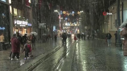 Taksim'de yılın il karı lapa lapa yağdı