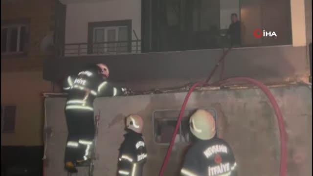 Yangına müdahale eden itfaiye aracı devrildi, 1 itfaiye eri yaralı