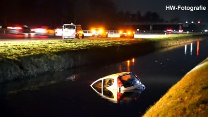 Auto raakt te water na botsing op A28 bij Rouveen