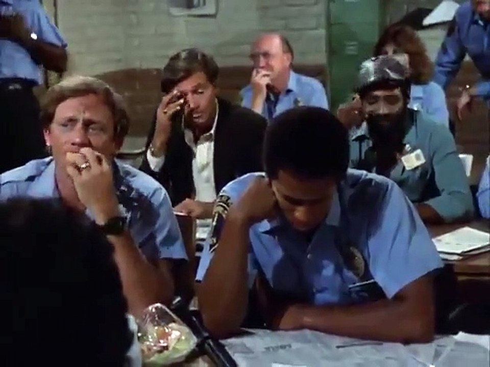 Hill Street Blues - Se5 - Ep04 - Fowl Play HD Watch