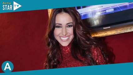 Delphine Wespiser sublime en robe fendue rouge et brillante, la chroniqueuse de TPMP s'affiche très