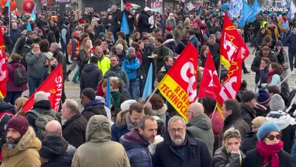 "Бороться нужно прямо сейчас": французы протестуют против пенсионной реформы