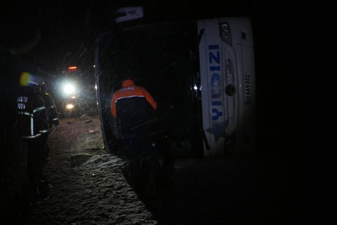 TOKAT'TA YOLCU OTOBÜSÜ DEVRİLDİ 1 ÖLÜ, 15 YARALI