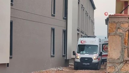 Bursa'da inanılmaz olay...3. kattan ağabeyinin üzerine düştü: 2 yaralı