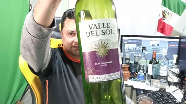 Abriendo una botella de vino tinto valle del sol afrutado un sabor dulce especial para postre