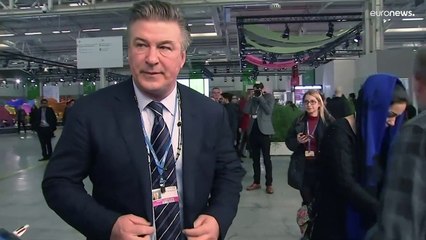 Video herunterladen: Nuevo México formaliza cargos contra Alec Baldwin por la muerte de Halyna Hutchins