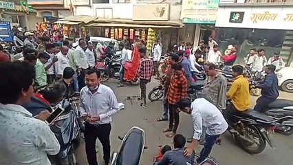 Video... कार का दरवाजे खोलते ही टकराई बाइक