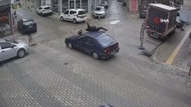Balıkesir'de motosiklet kazası kamerada: Motosiklet sürücüsü aracın üzerinden takla atarak yere düştü