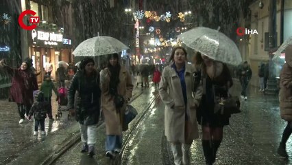 İstanbul'da kar yağışı! Taksim beyaza büründü