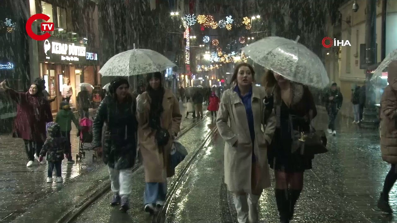 İstanbul'da kar yağışı! Taksim beyaza büründü
