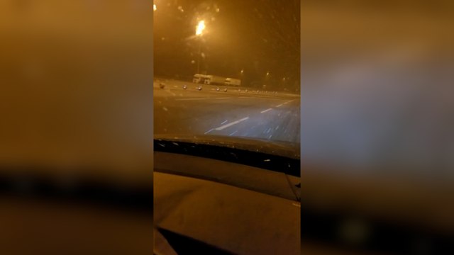Kar yağışının etkili olduğu ücretli otoyolda çalışma yapılmamasına sürücülerden tepki